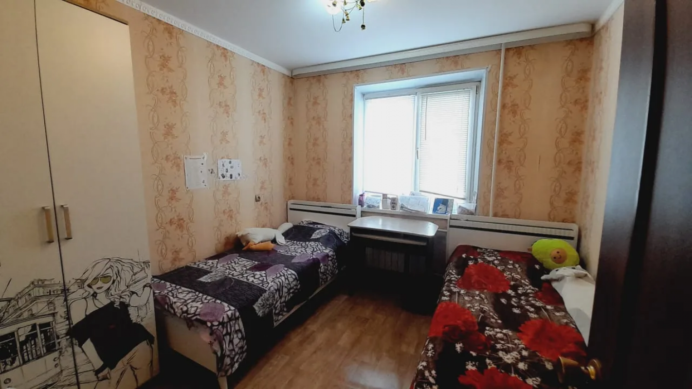 Продается 3-х комнатная квартира улучшенной планировки на девятом этаже в центре города, первая лини - Новотроицк