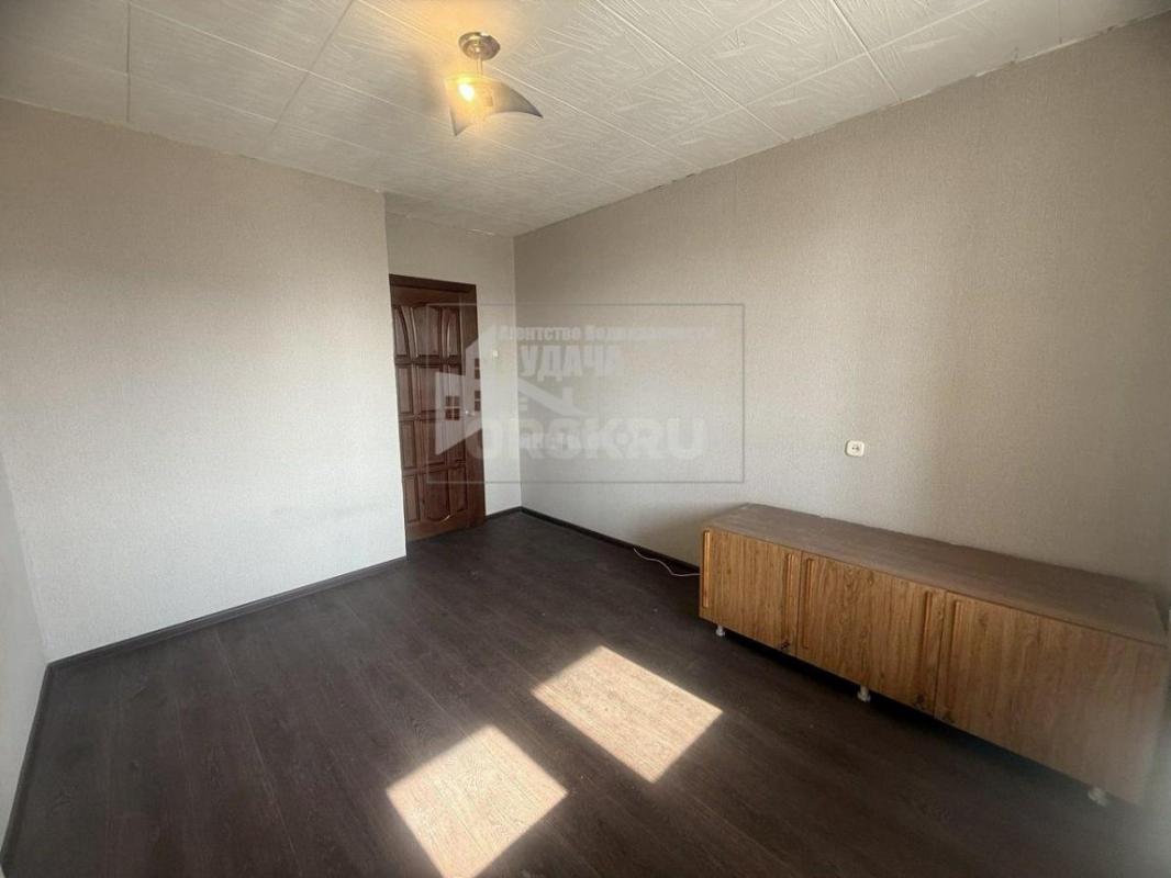 ПРОДАЕТСЯ ПРЕКРАСНАЯ ТРЕХКОМНАТНАЯ КВАРТИРА УЛУЧШЕННОЙ ПЛАНИРОВКИ В ОТЛИЧНОМ РАЙОНЕ ГОРОДА. - Орск