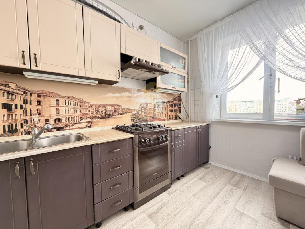 Продаётся просторная 3-х комнатная квартира на 6 этаже 10-ти этажного дома, по адресу ул. - Оренбург