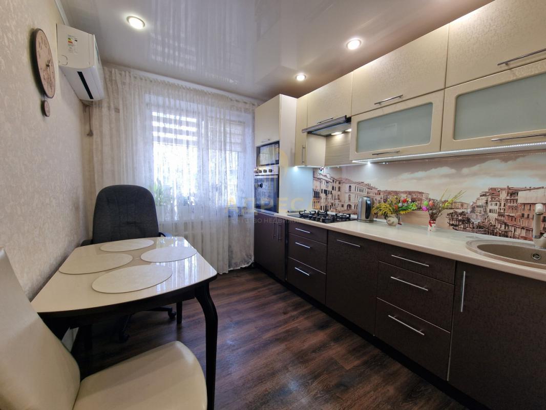 Продается шикарная трёхкомнатная квартира, светлая с изолированными комнатами и раздельным сан/узлом - Оренбург