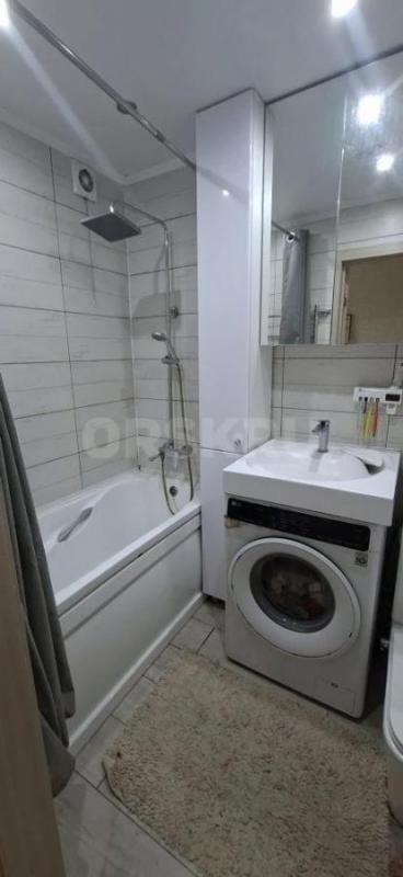 Трёхкомнатная , сорокопятка, на третьем
этаже , пятиэтажного дома, тихий район в
центре города. - Орск