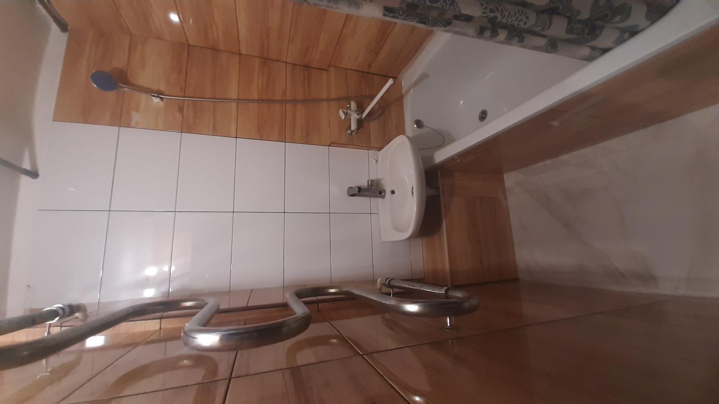 4 комнатная квартира в хорошем районе. - 