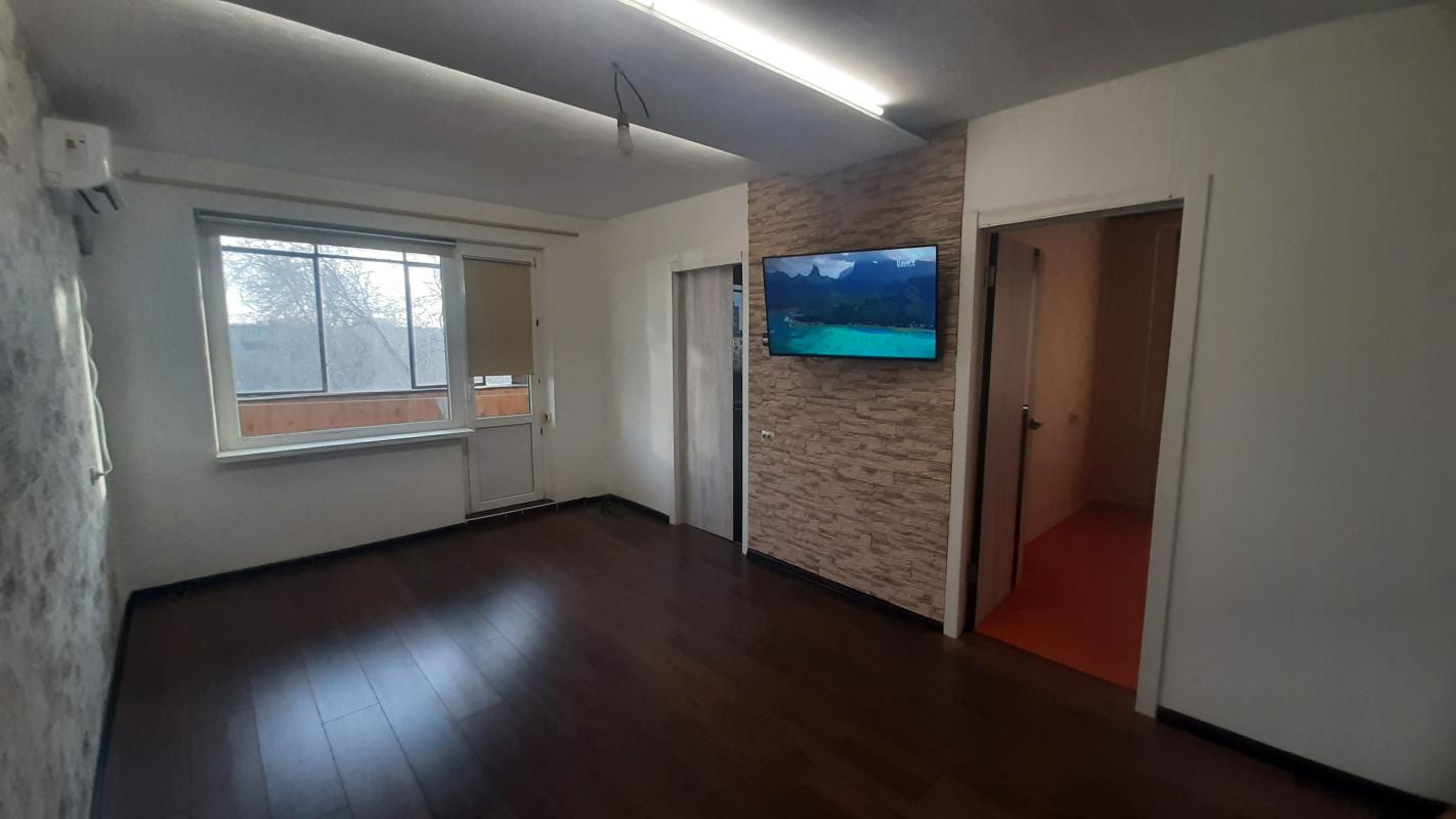 4 комнатная квартира в хорошем районе. - 