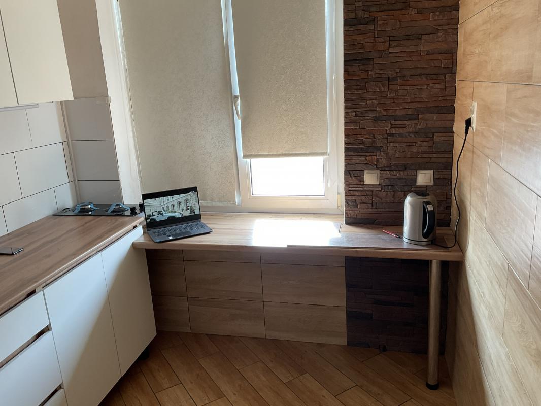 4 комнатная квартира в хорошем районе. - 