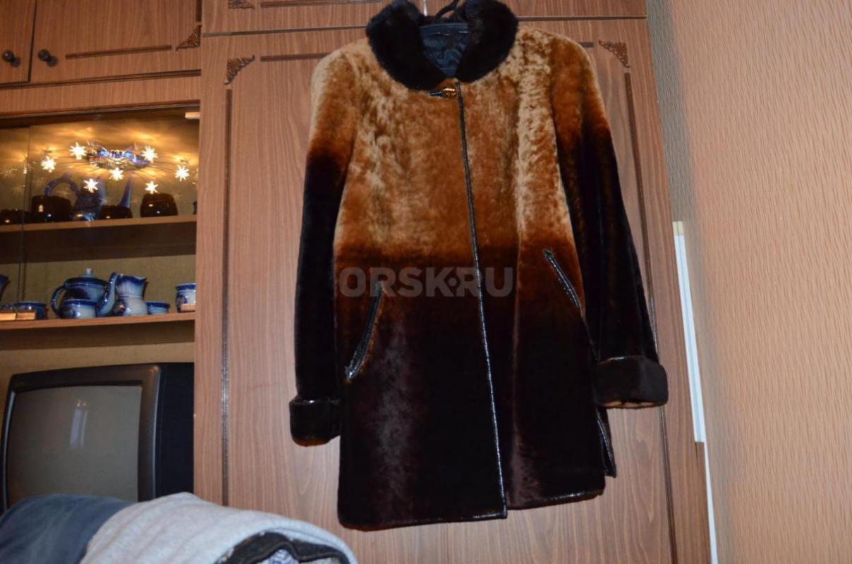 Продается женская облегченная шуба фабричного производства ( мутон , воротник норка ) в идеальном со - Гай