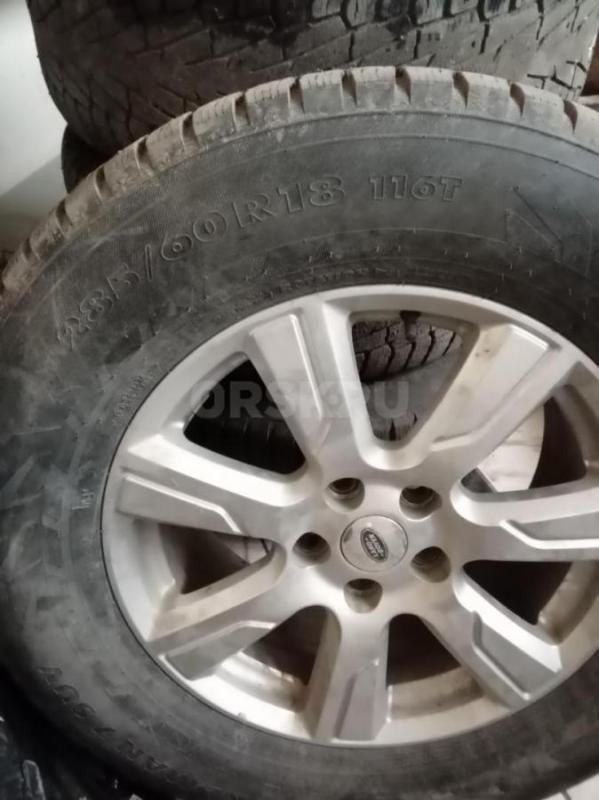 Продам комплект зимних колёс в сборе 285/60R18  оригинальные  литые диски ланд Ровер отличная резина - Орск