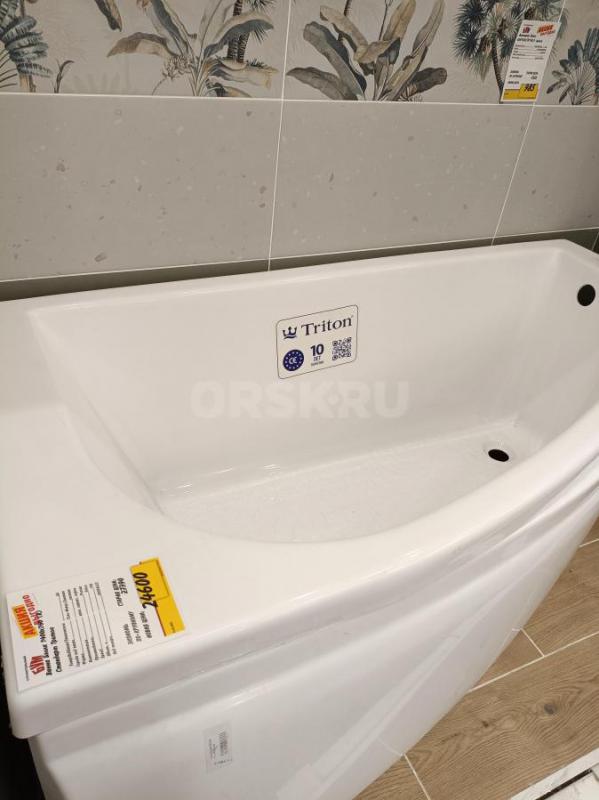 Срочно продам ванную акриловую  б/у угловую с экраном 145/ 80 - Орск