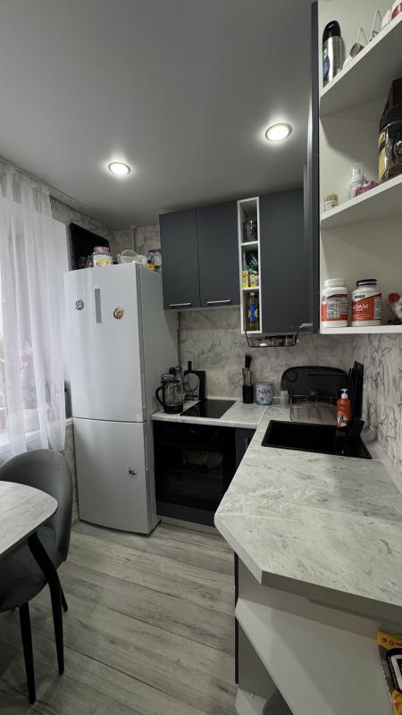 Продается уютная двухкомнатная квартира с косметическим ремонтом в кирпичном доме. - Гай