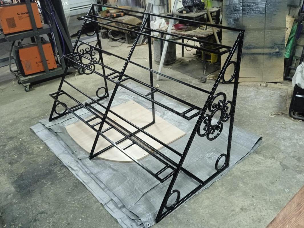 продам  подставку для цветов  трехярусная
длина 175
шир 77 
выс 107 - Орск