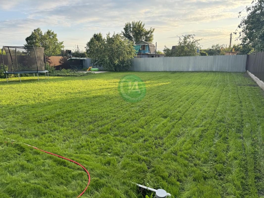 Продается ухоженный участок с газоном 6,5 соток с домом, предназначенным для летнего проживания. - Экспресс
