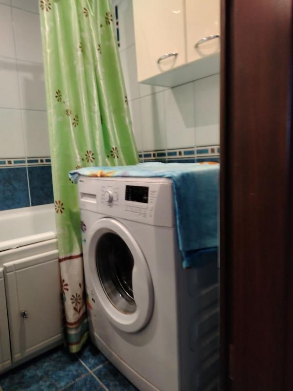 Сдаётся тёплая квартира с балконом, кухня=7,3 кв. - Орск