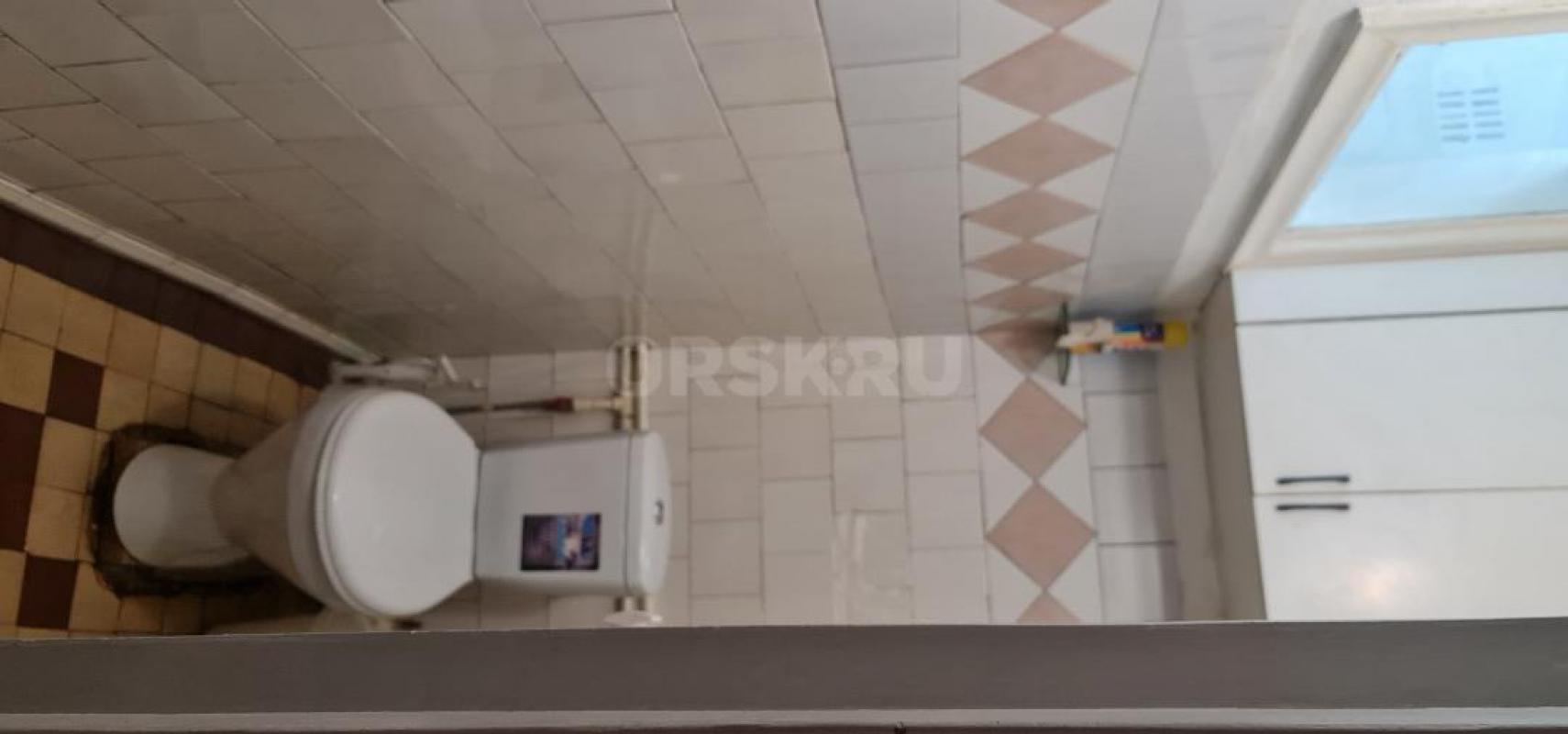 Двухкомнатная квартира старого типа,теплая,светлая,два балкона-во двор и на пер. - Орск