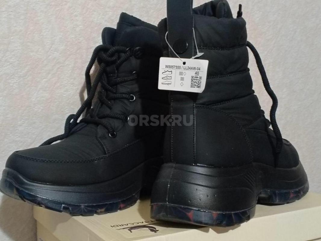 Продам женские сапожки-дутики ,новые,40 размера,черного цвета,внутри мех. - Орск