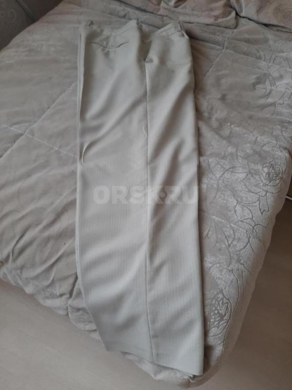 Продам костюм в хорошем состоянии, белые брюки в подарок 2 шт. - Орск