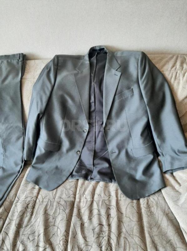 Продам костюм в хорошем состоянии, белые брюки в подарок 2 шт. - Орск