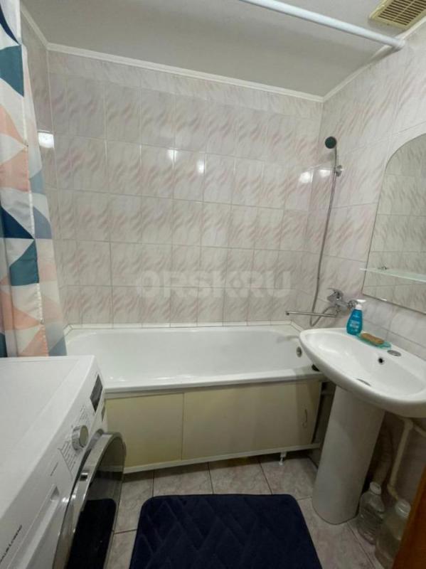 Продам просторную, светлую 2-х комнатную квартиру улучшенной планировки в развито районе города, рас - Орск