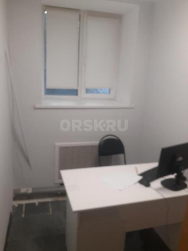 Сдается помещение в центре города (Комсомольская площадь ) с оборудованием под БАР . - Орск