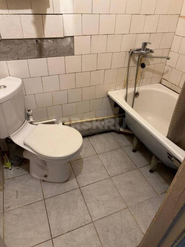 Сдаётся на длительный срок 3-х комнатная квартира в центре города по улице Суворова. - Орск