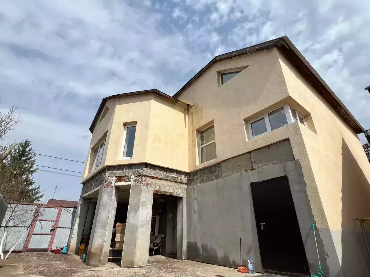 В самом востребованном районе города,на участке 5 соток продаются два дома. - Оренбург