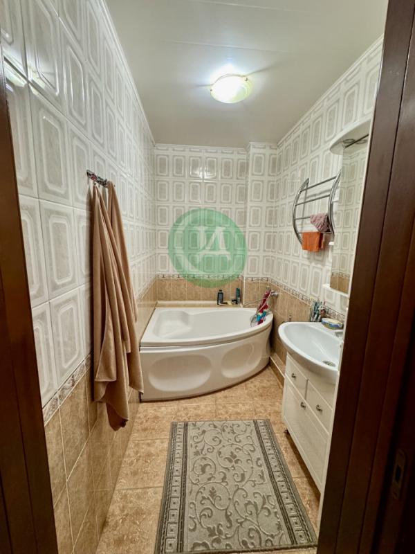 Предлагаем вашему вниманию уютный светлый 2-х этажный дом с подвалом на участке 13 соток, расположен - Орск