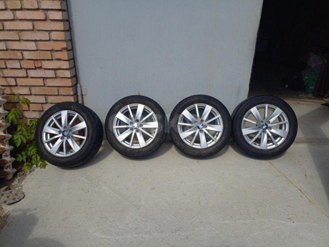 Продам комплект летних колес R15 в хорошем состоянии, на одном диске присутствуют косячки (видно на - Орск