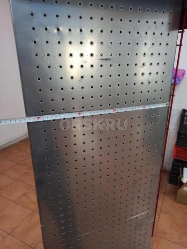 Cтенд для торговли двухсторонний,перфорированный,хорошее состояние,высота 182 см,ширина-43 см,2 корз - Орск