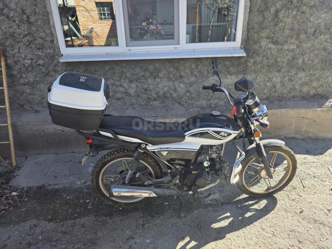 Продам мопед венто рива рх пробег 250км,кофр,плюс два новых шлема.70 000 - Орск