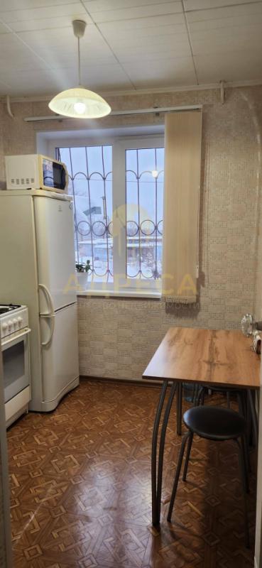 Продается трехкомнатная квартира на 1 этаже, без балкона.📍 Расположение: Удобный первый этаж. - Оренбург