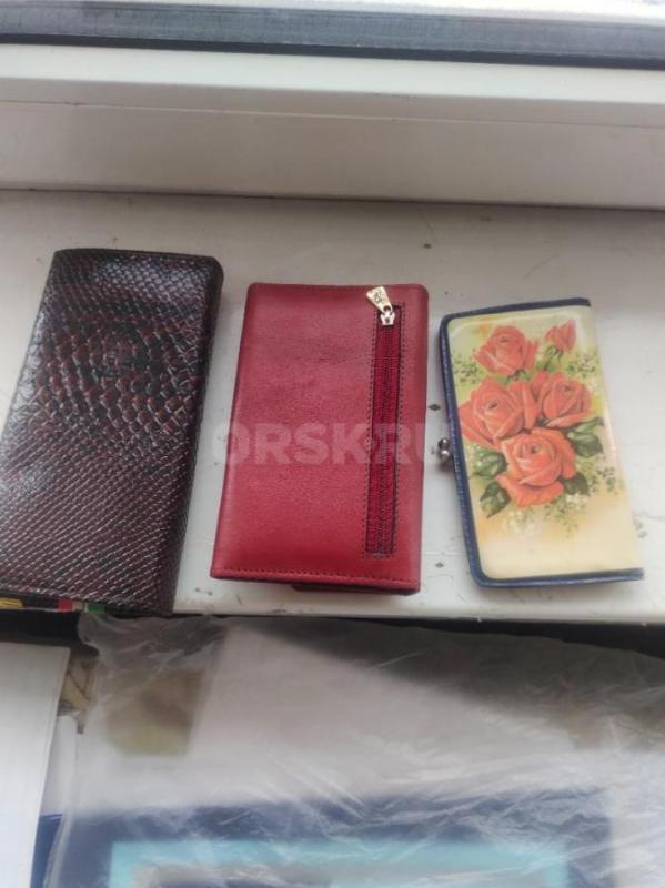 кошелек красный 1200р---привезен из индии,остальные по 250р - Новотроицк