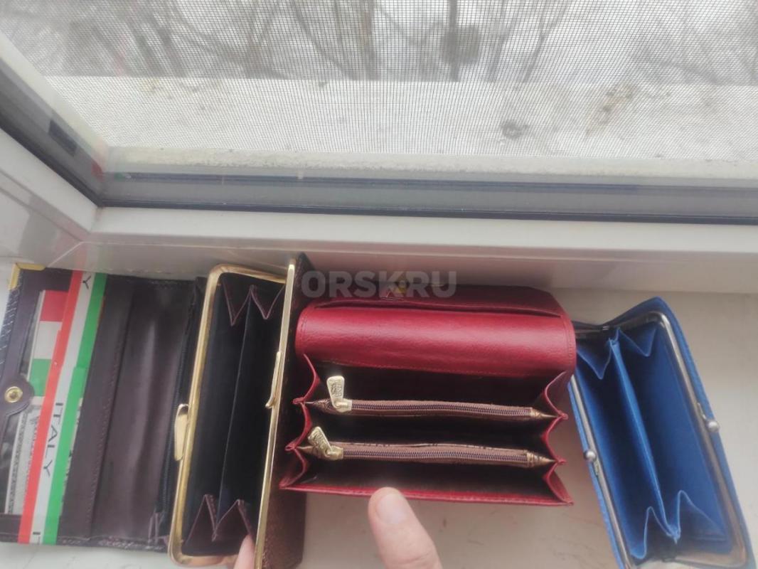 кошелек красный 1200р---привезен из индии,остальные по 250р - Новотроицк