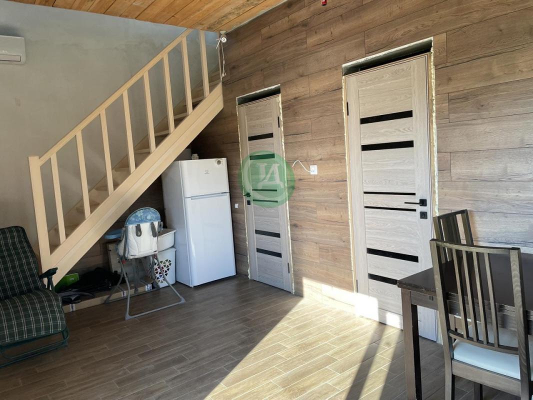 Продается ухоженный участок с газоном 6,5 соток с домом, предназначенным для летнего проживания. - Экспресс