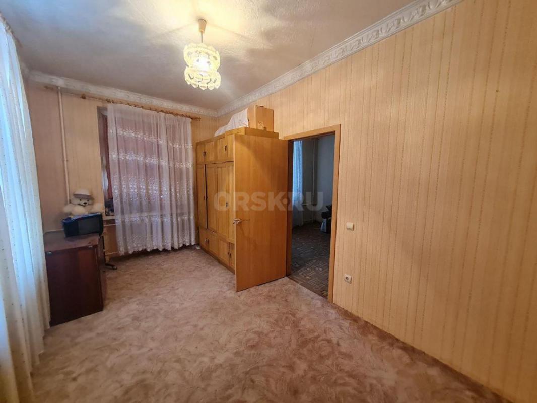 Продам просторную 3-х комнатную квартиру, расположенную на 2-м этаже добротного 2-х этажного дома по - Орск