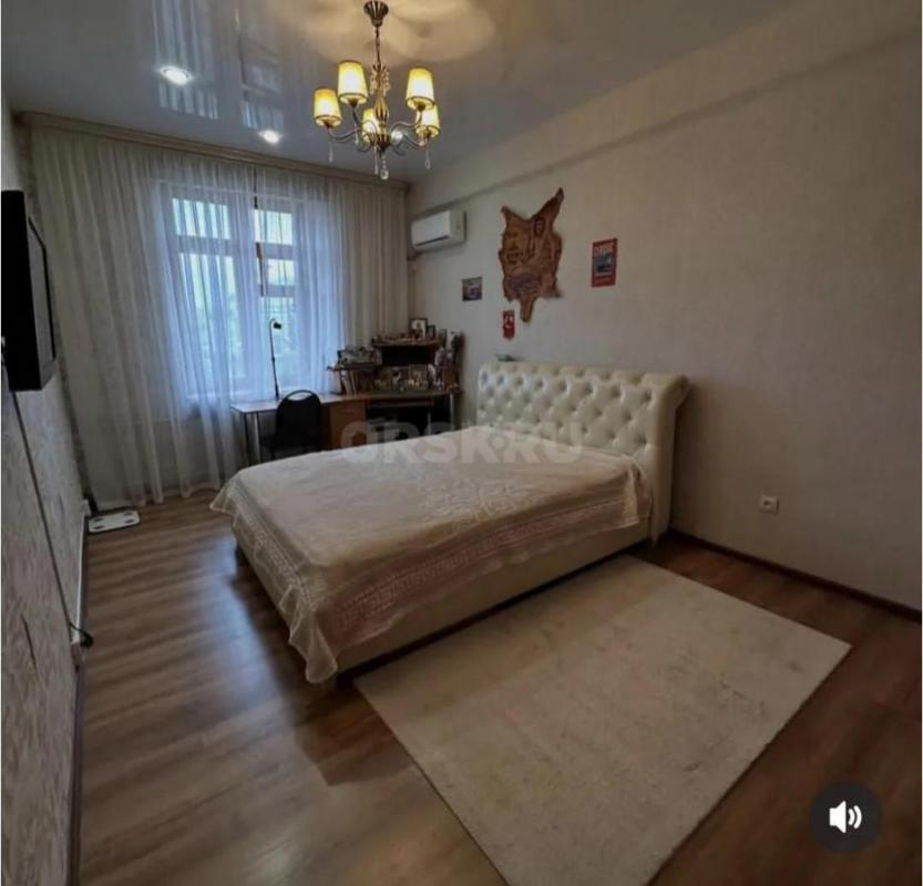 Продается просторная 2-х комнатная квартира старого типа в центре города по адресу пр-кт Мира/Ленина - Орск