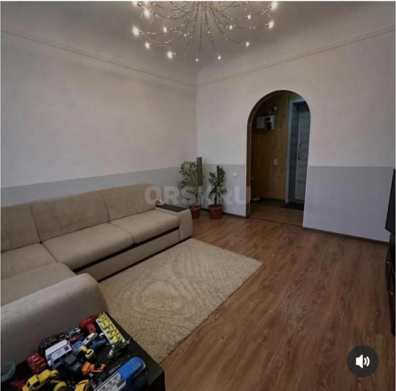 Продается просторная 2-х комнатная квартира старого типа в центре города по адресу пр-кт Мира/Ленина - Орск