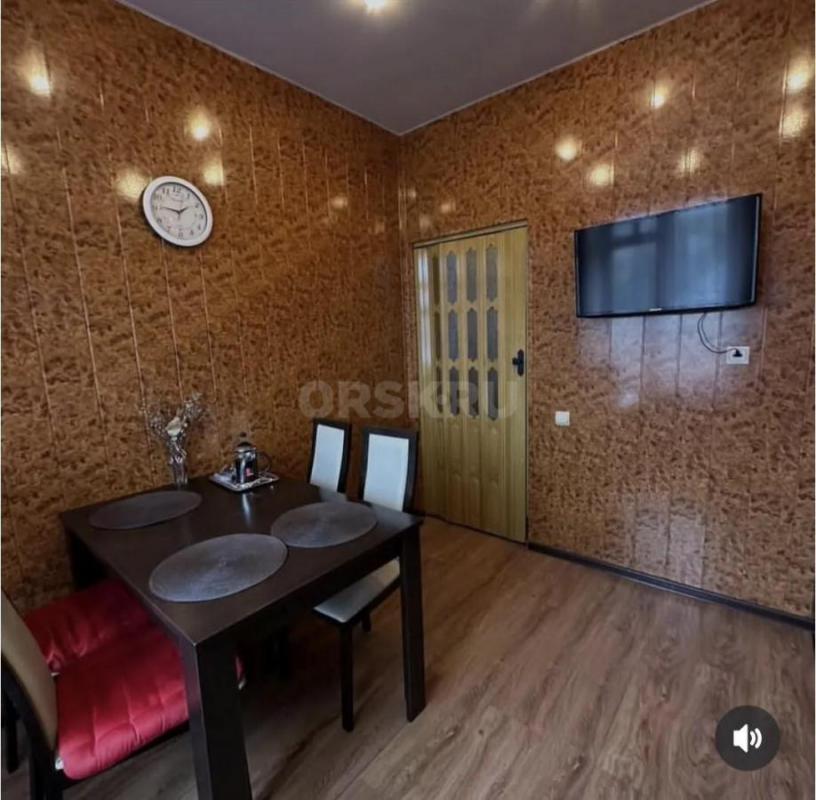 Продается просторная 2-х комнатная квартира старого типа в центре города по адресу пр-кт Мира/Ленина - Орск