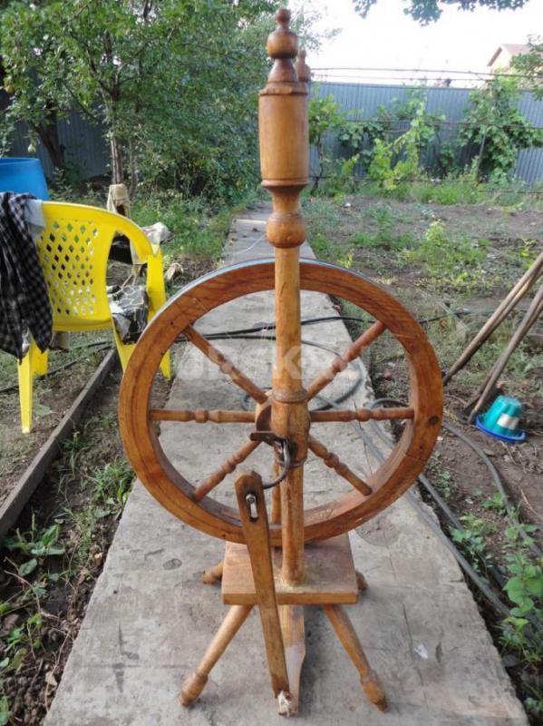 Прялки деревянные ручные для декора колеса крутятся 2000ршт,лампа керосинка 1000р все в хорошем сост - Орск