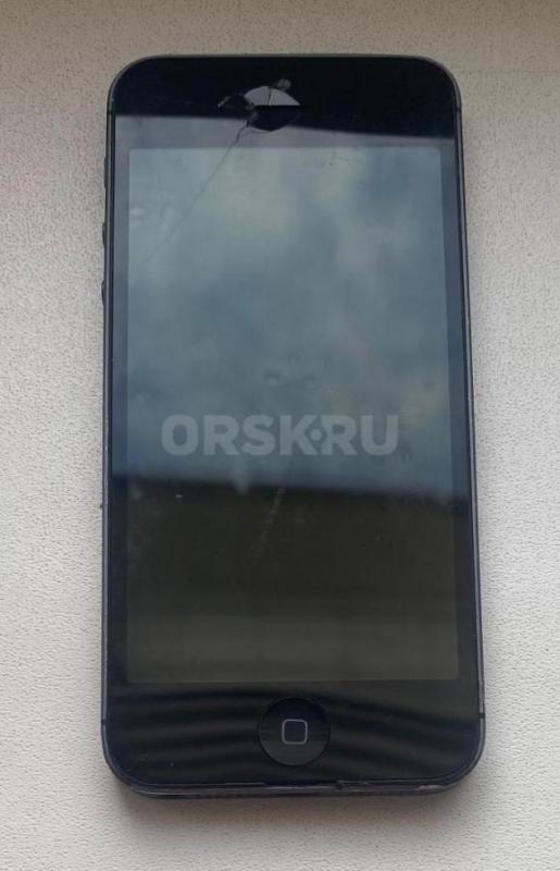 Продам рабочий iPhone 5 с небольшим сколом на стекле. - Орск
