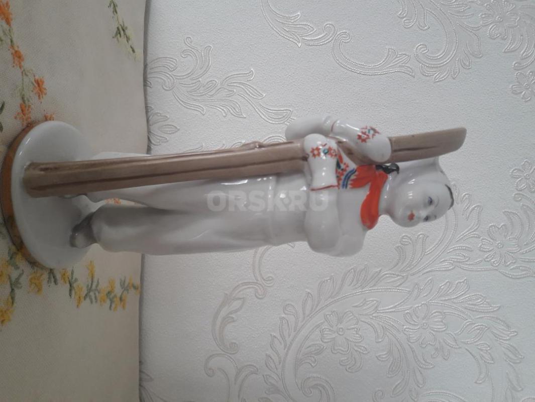 Продам:
-винтажный  заварочный чайник с узором на подносе латунь-никель-1500;
-статуэтка лыжница; - Орск