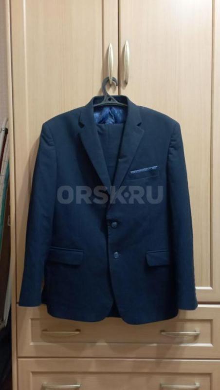 Костюмы в отличном состоянии, хорошего качества ( 1-ый -52 р., 2-ой- 50 р., 3-ий - 48 р.) по 200 руб - Орск