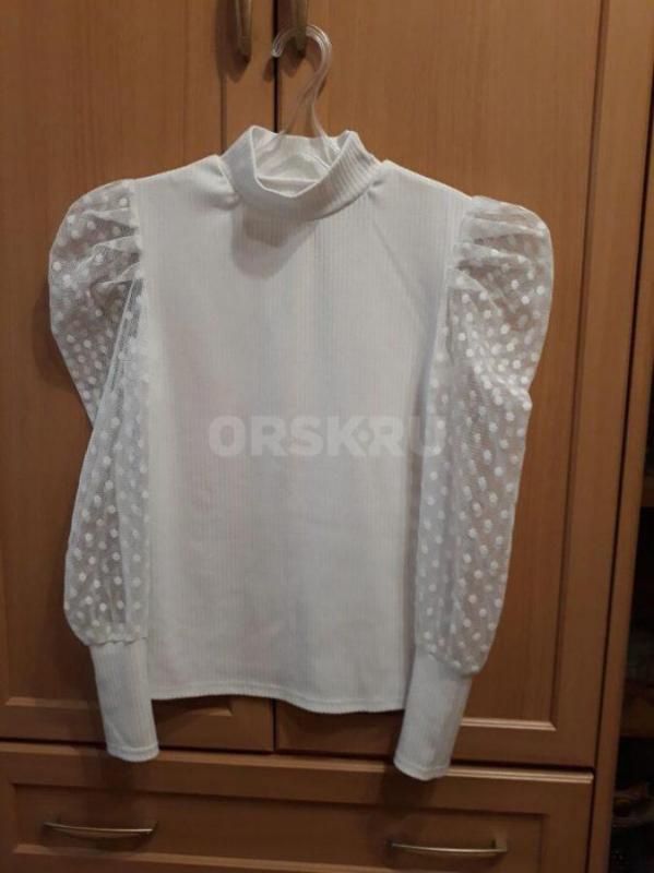 Спортивные костюмы, на штанах по краям белые лампасы р.40-42 по 800 руб. , платья р.42 по 800 руб. , - Орск