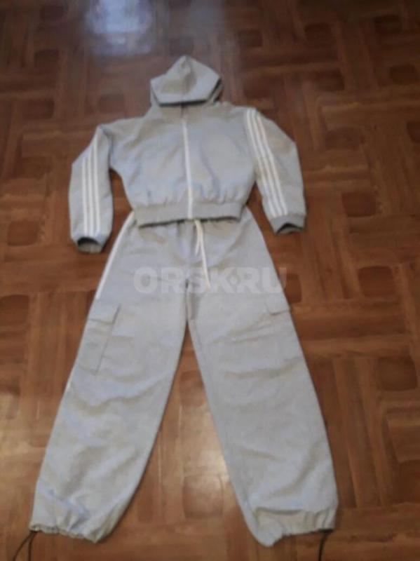 Спортивные костюмы, на штанах по краям белые лампасы р.40-42 по 800 руб. , платья р.42 по 800 руб. , - Орск