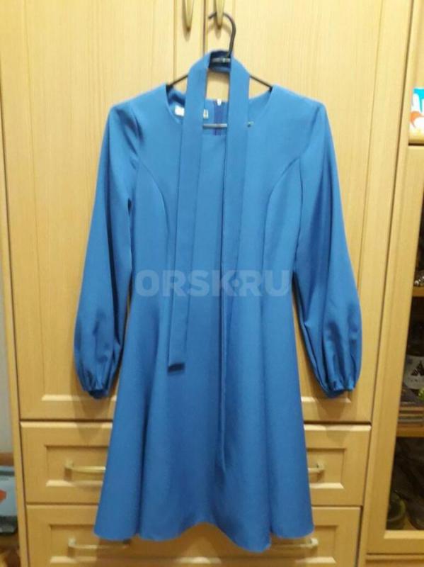 Спортивные костюмы, на штанах по краям белые лампасы р.40-42 по 800 руб. , платья р.42 по 800 руб. , - Орск