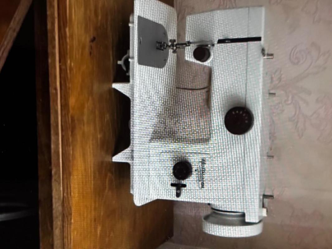 Продам электрическую ножную(педаль) швейную машину б/у,требует настройки - Орск