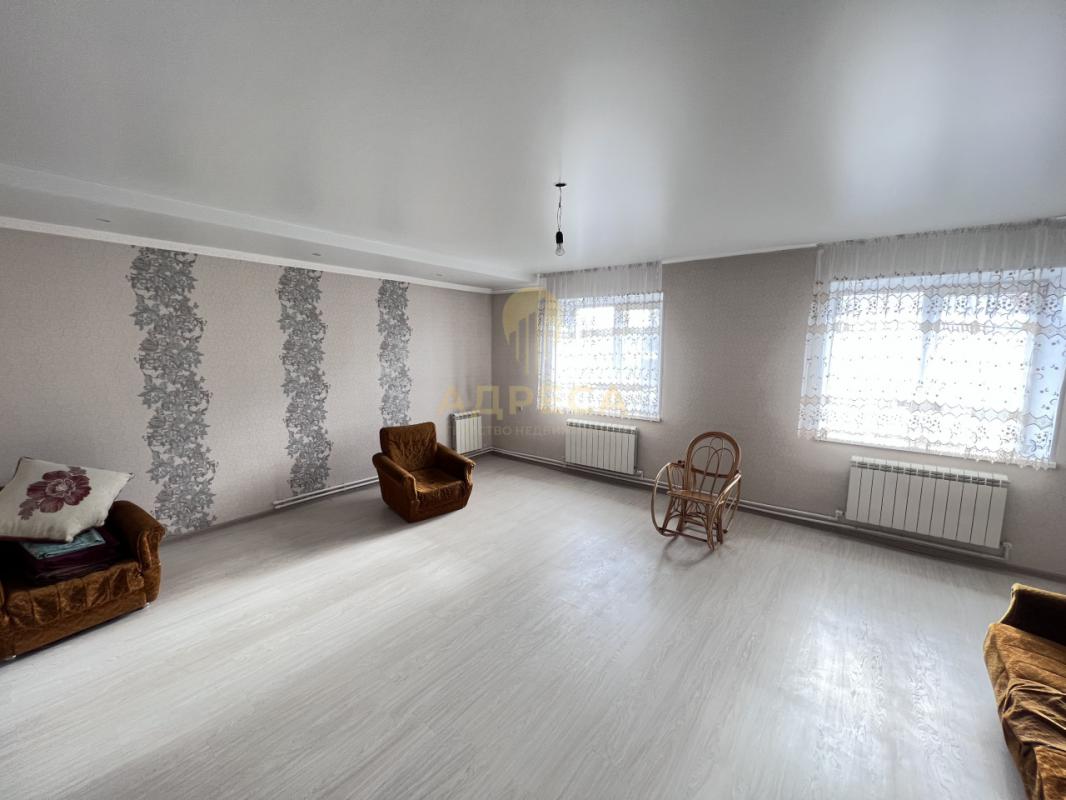 Продаётся 2-х этажный дом с земельным участком площадью 9 соток. - Кувандык