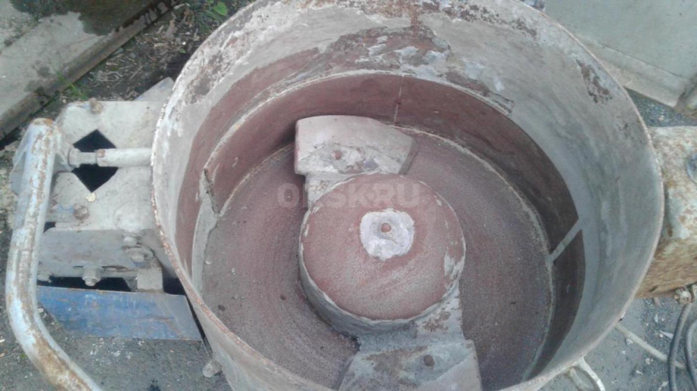 вертикальную бетономешалку (принудительного типа), 380 вольт, небольшая, почти новая.
сама ёмкость - Орск