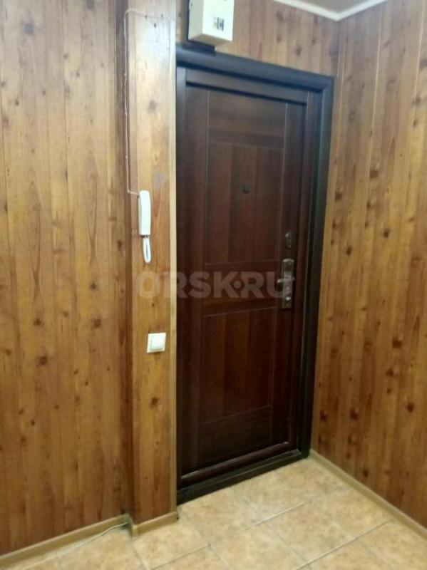 Сдам трехкомнатную квартиру  на остановке луч улица Кутузова 50 частично мебелерованная - Орск