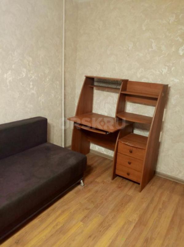 Сдам трехкомнатную квартиру  на остановке луч улица Кутузова 50 частично мебелерованная - Орск