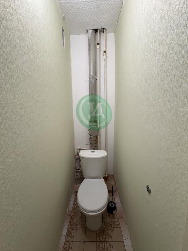 Продам двух комнатную квартиру, планировка распашонка (все комнаты раздельные), нв первом этаже пяти - Орск