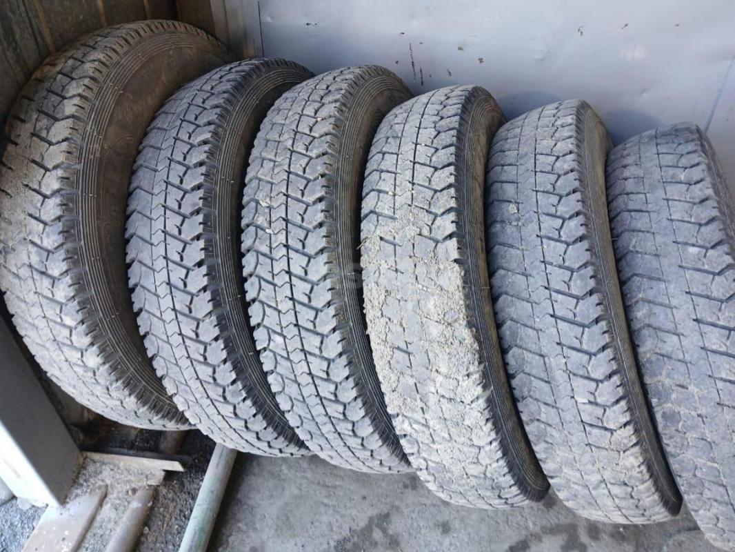 Продам б/у резину на ГАЗОН 8.25/20 в количестве 6 штук за 30000 с камерами не большой торг. - Орск