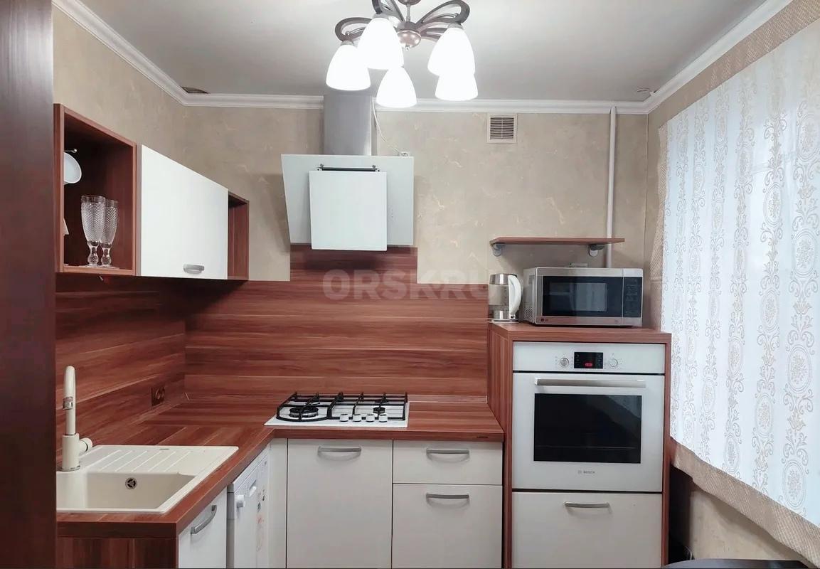 Продаётся уютная 3-комнатная, меблированная квартира в востребованном районе города с капитальным ре - Орск